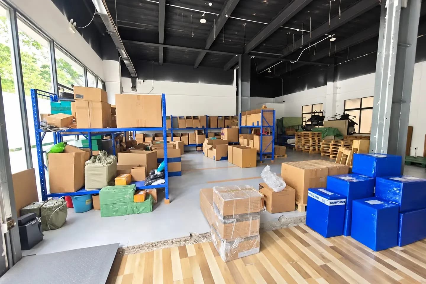 Грузы на складе UNI Cargo